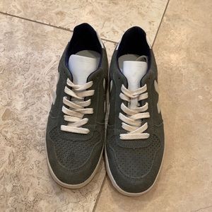 Veja- Olive Green Senakers- EUR 36/US 5